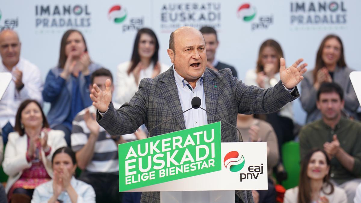 El presidente del PNV, Andoni Ortuzar, durante el mitin con el que la formación jeltzale ha concluido la campaña electoral en Bilbao