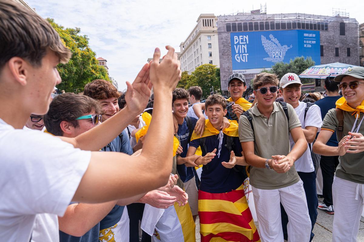 Fieles esperan en la catedral de Barcelona la llegada del papa León XIV