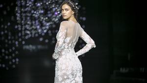 La modelo rusa Irina Shayk con la colección Atelier 2017 de Pronovias.