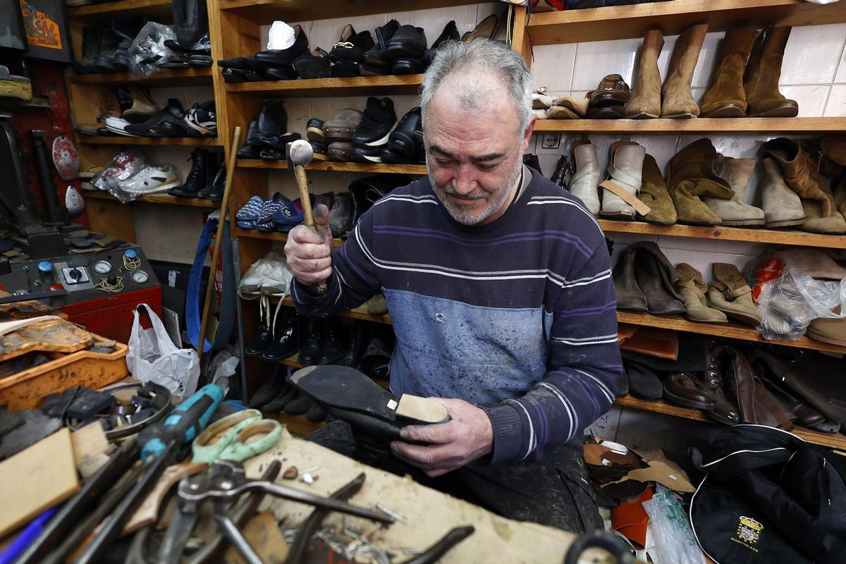 El maestro zapatero se afana por devolver a una desgastada y vieja bota todo su esplendor, cueste lo que cueste.