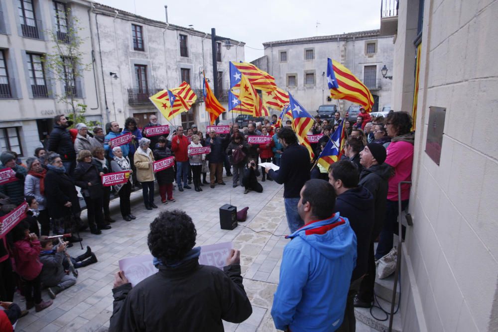 Els veïns de Verges donen suport a la desobediència de l''Ajuntament