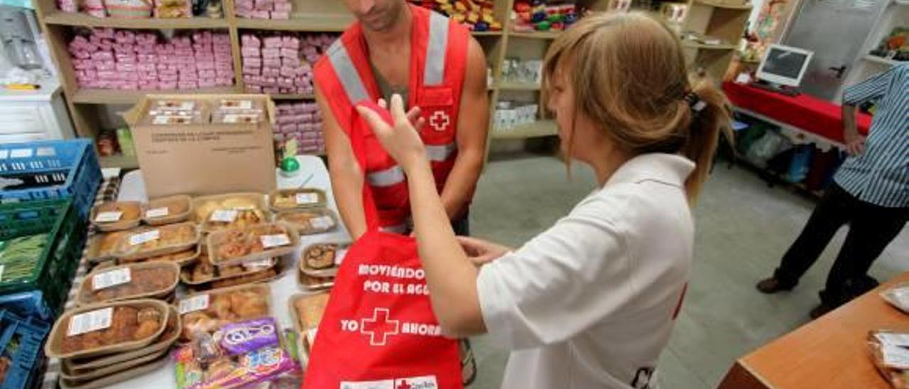 La Cruz Roja ha triplicado desde 2010 las personas a las que facilita comida y ropa
