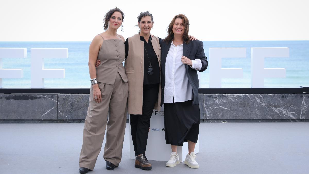 Elvira Mínguez, con María Morales y Adelfa Calvo, protagonistas de 'La sombra de la tierra'.
