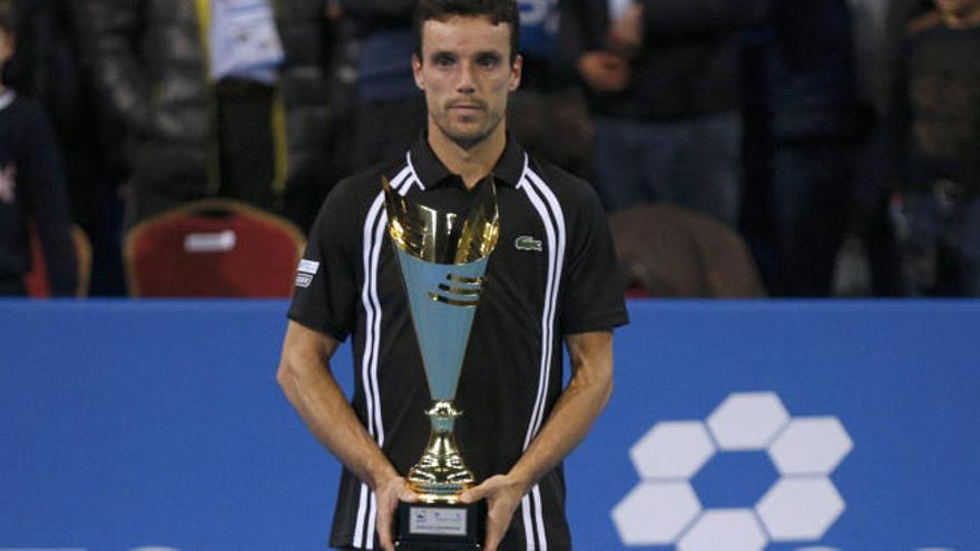 Roberto Bautosta con el trofeo de campeón.