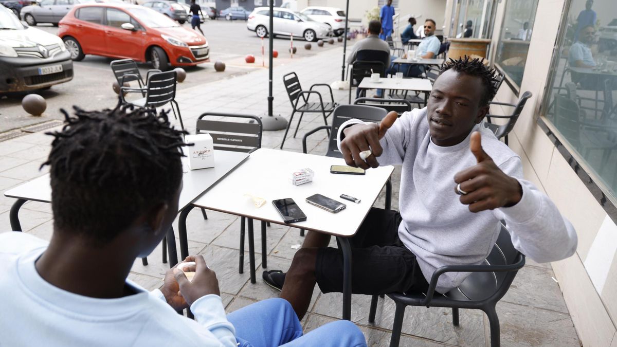 Ibrahim, natural de Ghana, de 26 años de edad, alza los pulgares como símbolo de alegría en el Hotel Manolo de Cartagena, donde ha llegado tras entrar por mar a Canarias.