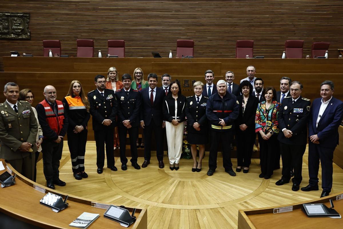Los premiados posan junto a Mazón, Massó y los portavoces parlamentarios.