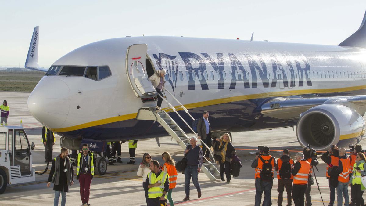 Desembarco de pasajeros de un vuelo de Ryanair en Corvera