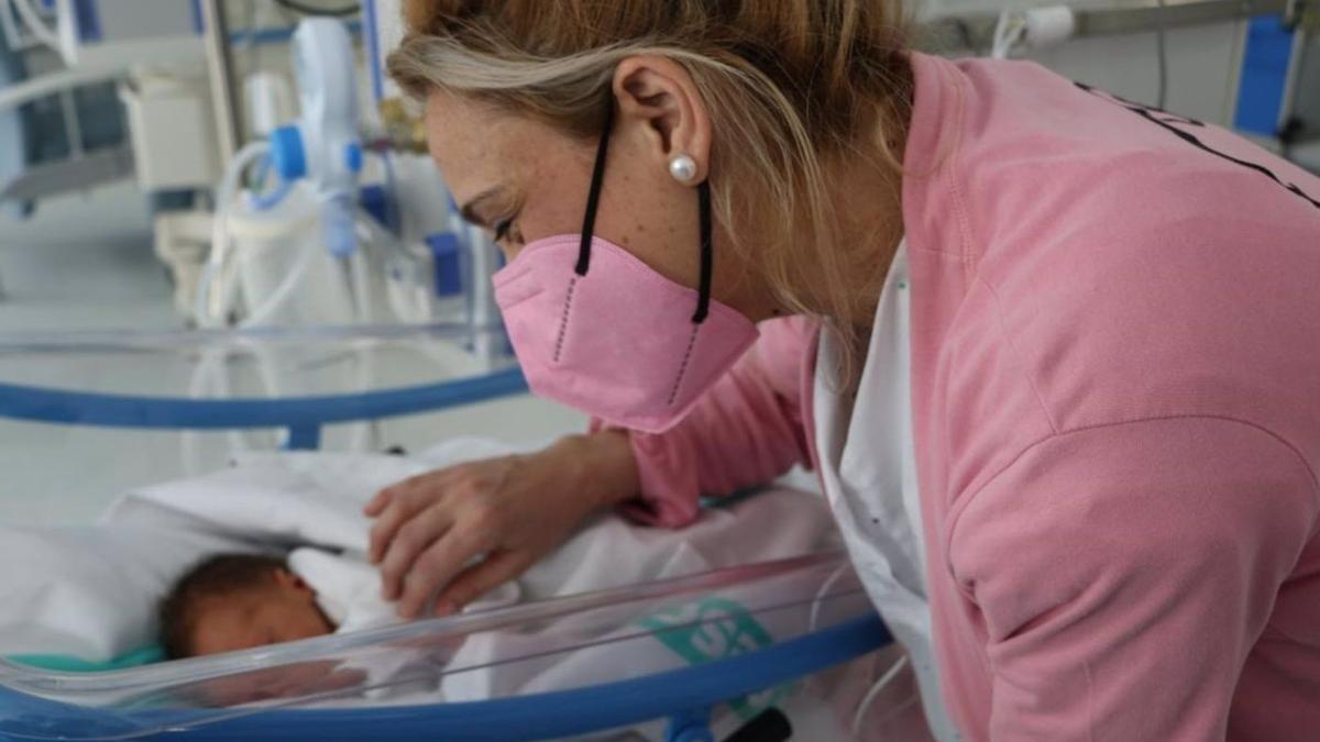 Una mare observant el seu nadó acabat de néixer