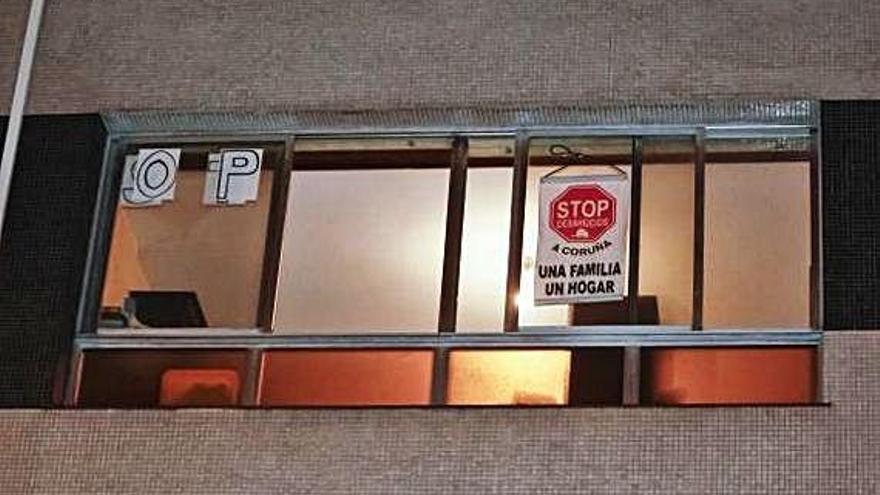 Carteles de Stop Desahucios, en una vivienda de la que una familia fue desalojada.