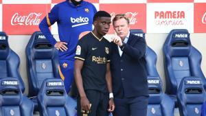 Koeman da instrucciones a Ilaix Moriba ante de salir en la segunda parte ante el Villarreal.