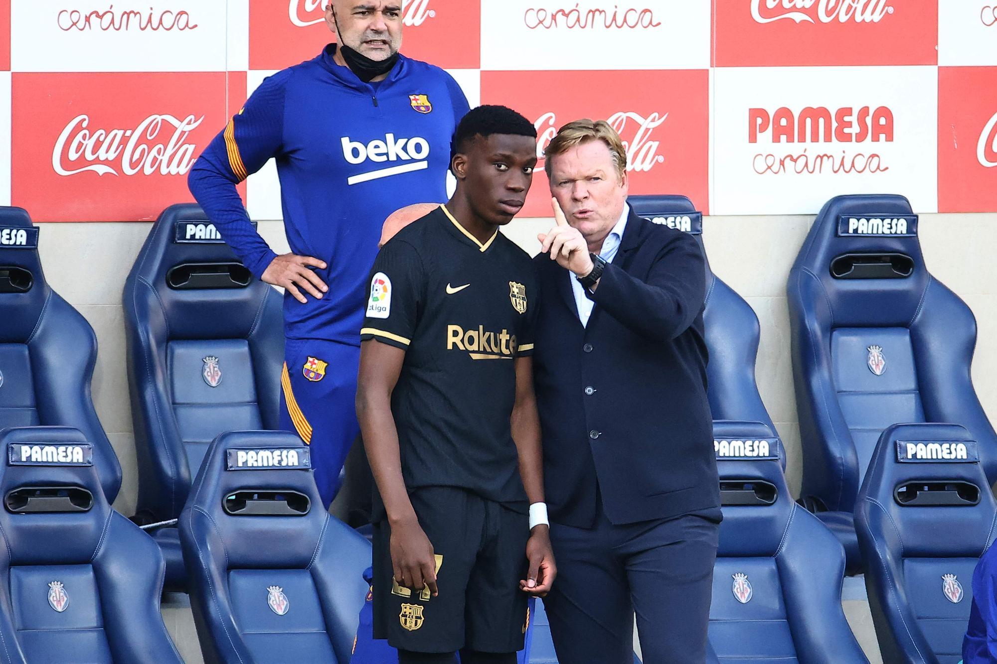 Koeman da instrucciones a Ilaix Moriba ante de salir en la segunda parte ante el Villarreal.