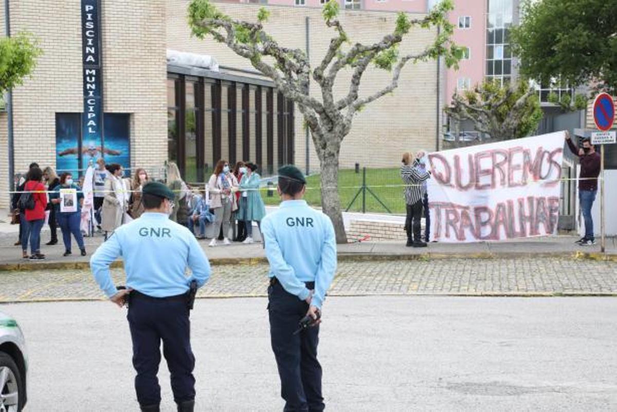 Comerciantes de la raya minhota preparan la protesta observados por la GNR. |   // ANXO GUTIÉRREZ