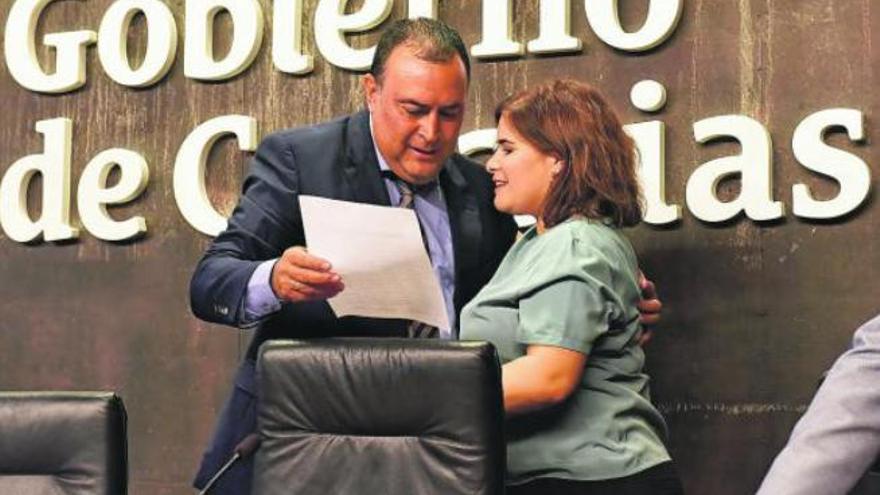 Mari Brito, presidenta de la Fecam, con su antecesor en el cargo, el alcalde de Alajeró, Manuel Ramón Plasencia.