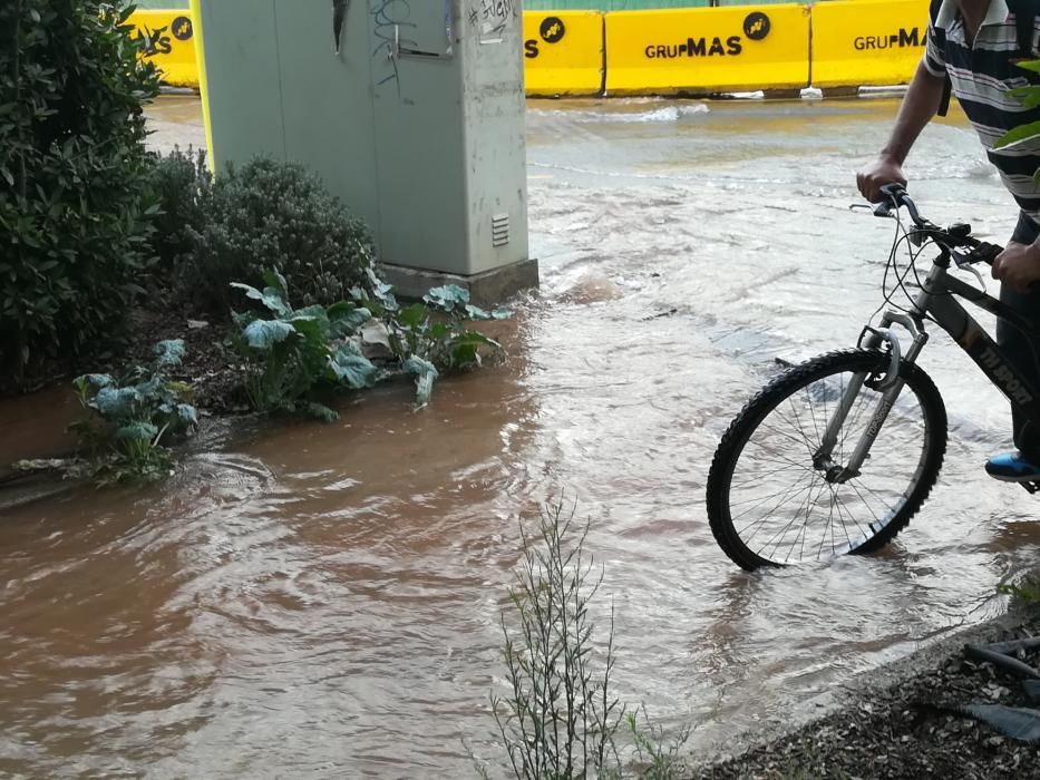 Fuita d'aigua a la carretera de Vic de Manresa