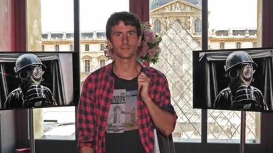 Oriol Segon mostra dues de les imatges de &quot;Young Patriots&quot; al Louvre.