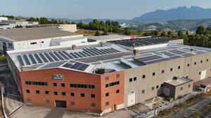 Plaques fotovoltaiques a la coberta d’una de les empreses del polígon industrial.