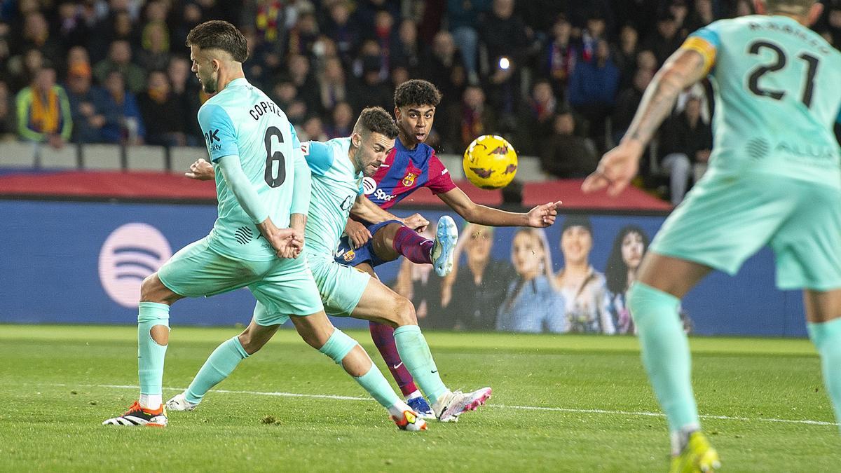 Lamine cuela de rosca el balón entre la defensa para anotar el primer gol