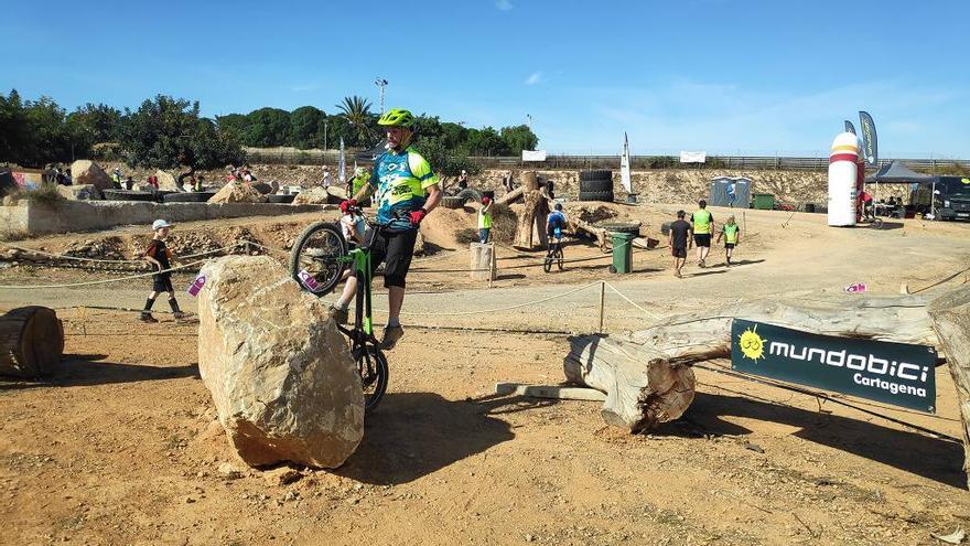 Dani Cegarra acaricia el podio en la Copa de España de trialbici en Cartagena