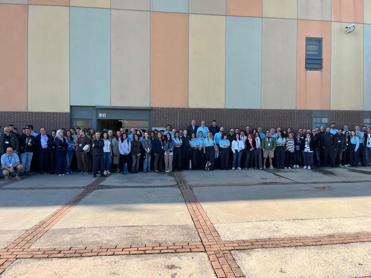 Un moment de la concentració al centre penitenciari de Puig de les Basses de Figueres.