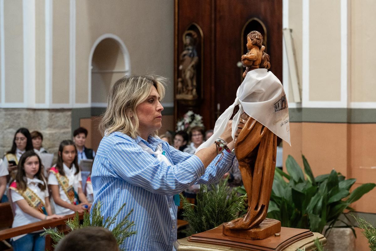 La alcaldesa, Marta Barrachina, coloca el pañuelo de la fiesta a la talla de Sant Cristòfol.