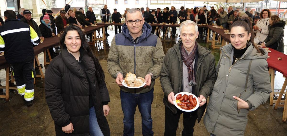 Vila de Cruces degusta 80 kilos de producto en su 33ª Feira do Chourizo | BERNABÉ/JAVIER LALÍN