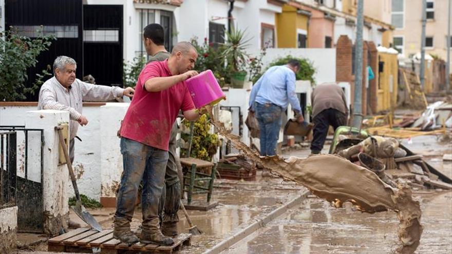 El temporal mata a un bombero y colapsa la comarca de Antequera