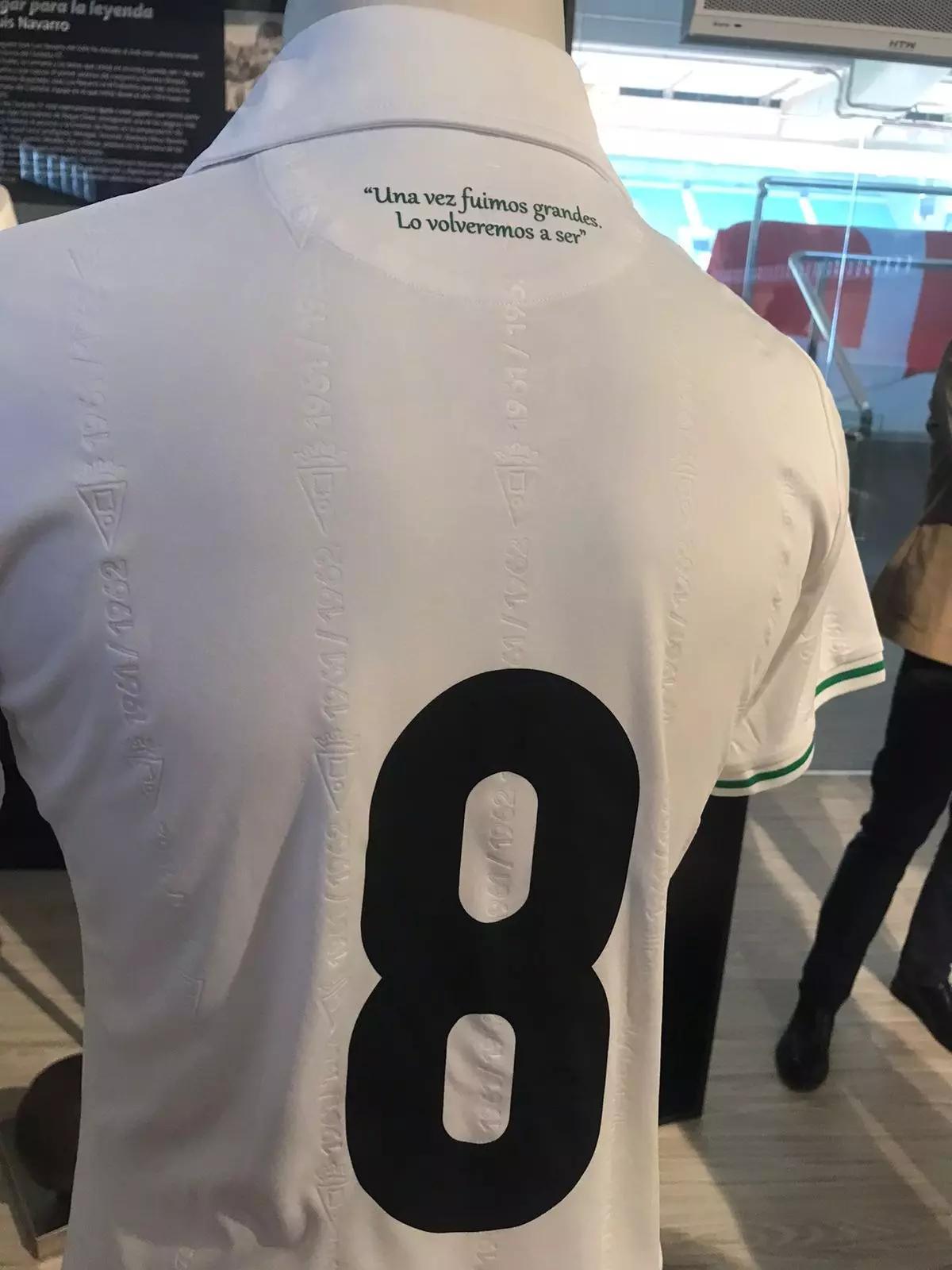 Vista del dorsal y lema de aquella camiseta retro del Córdoba CF, lanzada en 2024.