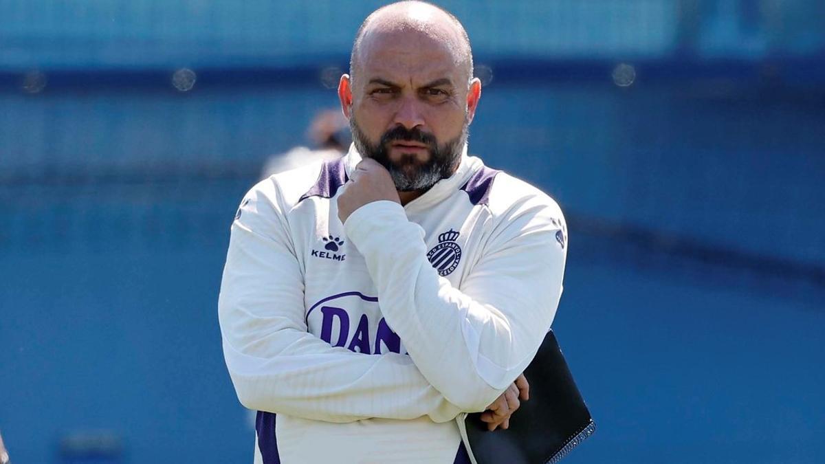 Manolo González, con su libreta, en un entrenamiento del Espanyol.