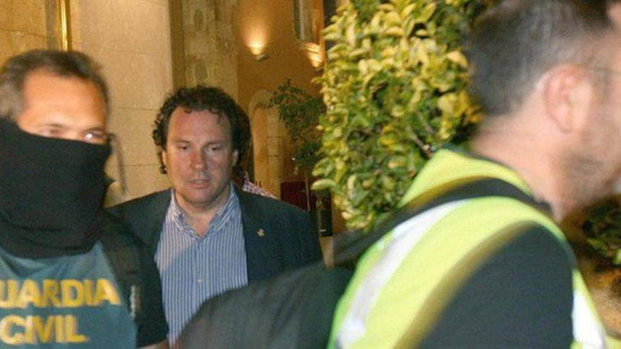 La Guardia Civil se lleva detenido al alcalde de Torredembarra tras 14 horas de registro del ayuntamiento