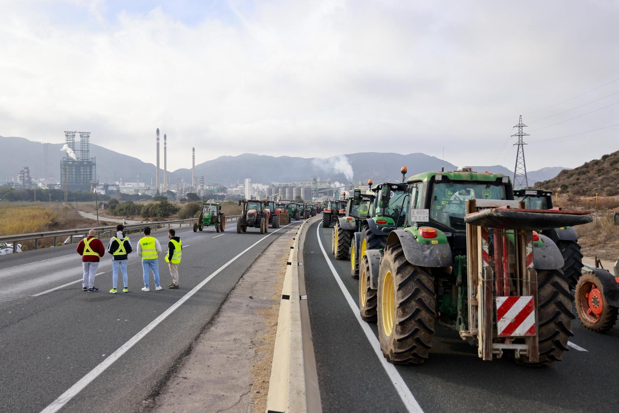 Las imágenes de la protesta de agricultores que ha colapsado el tráfico en Murcia