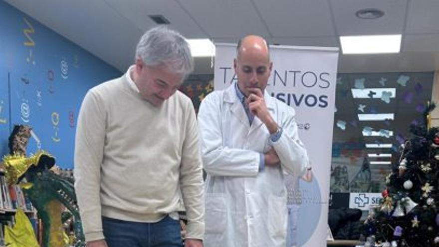 Un momento del taller de robótica, este miércoles,  en el Materno. |  L.O.