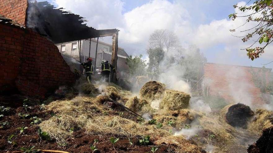 Bomberos y Protección Civil participaron en la extinción del incendio de Rodís de Arriba.  // Bernabé/Gutier