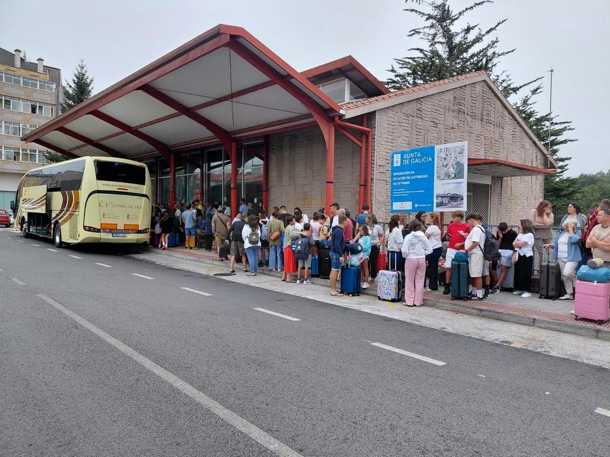Salida al campamento del pasado verano desde la Estación de Autobuses de A Estrada.