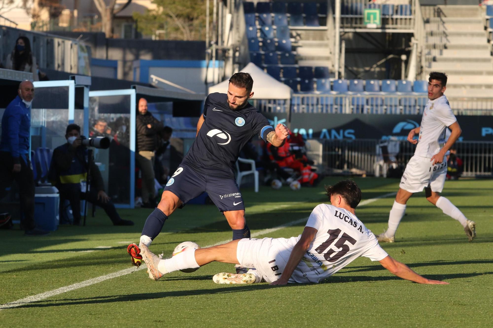 Partido amistoso entre la UD Ibiza y la Peña Deportiva