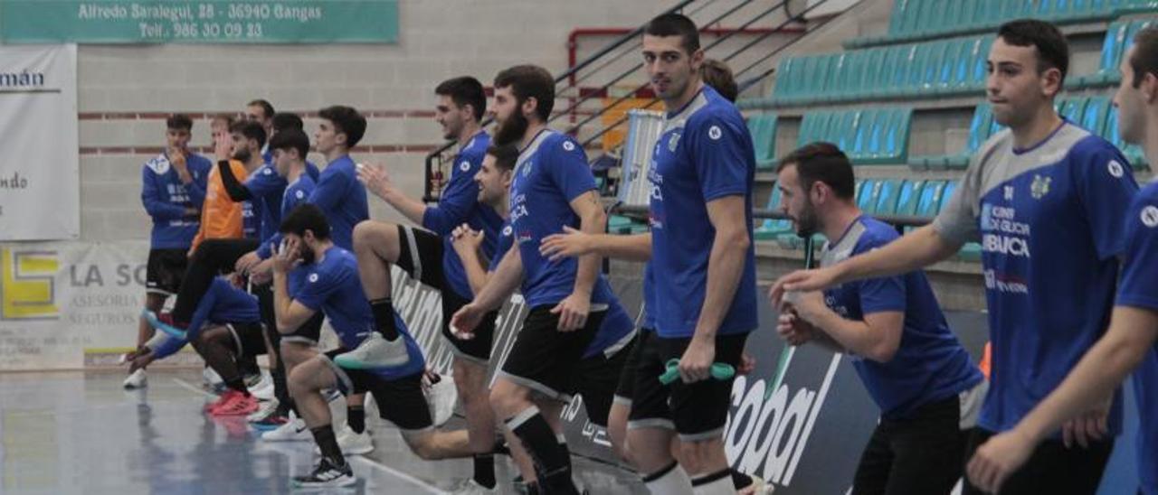 Jugadores del Frigoríficos del Morrazo en el entrenamiento de ayer en el pabellón de O Gatañal. |  // SANTOS ÁLVAREZ