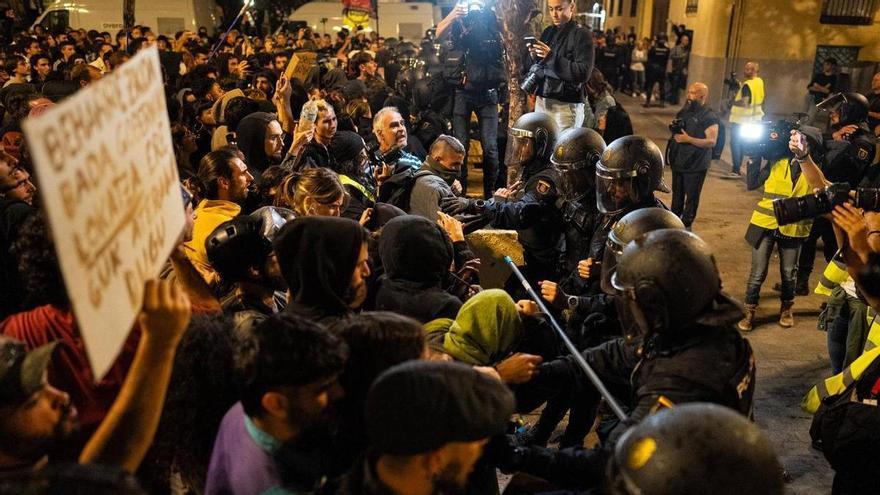 Cargas frente al ayuntamiento de Valencia en la protesta por la gestión de la DANA