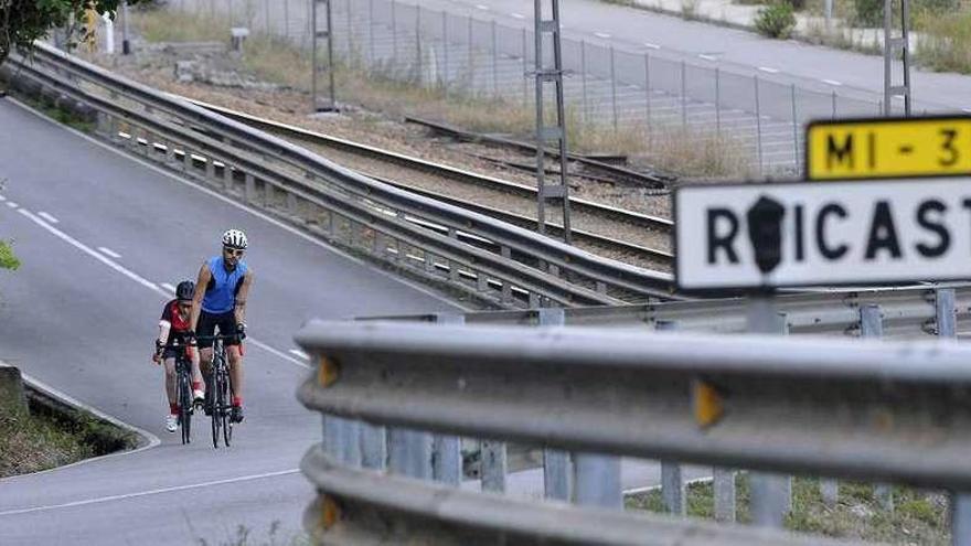 Dos ciclistas, ayer, a su paso por Reicastro, concejo de Mieres.