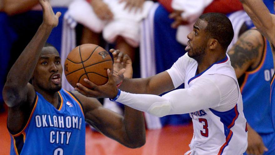 Ibaka trata de taponar a Chris Paul.