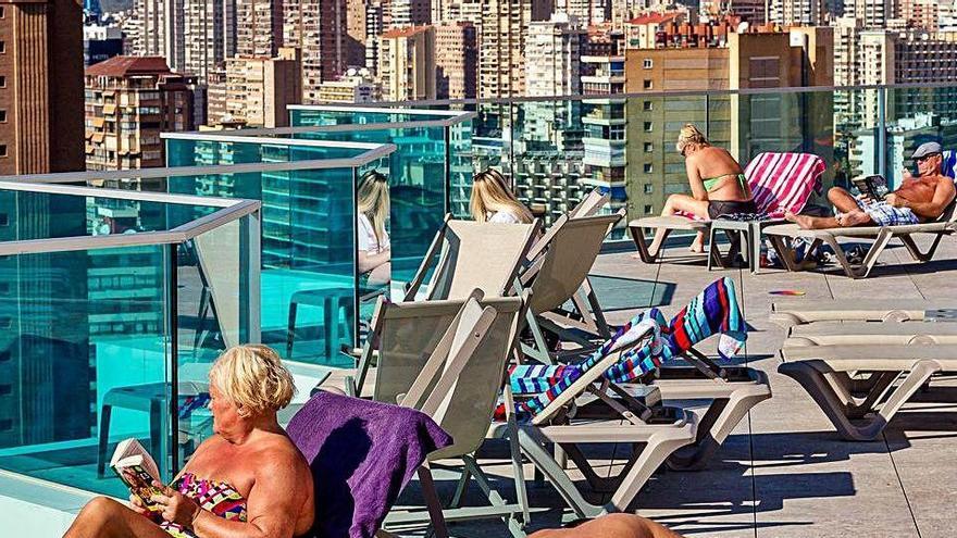 Turistas tomando el sol en la azotea de un hotel de Benidorm el año pasado.