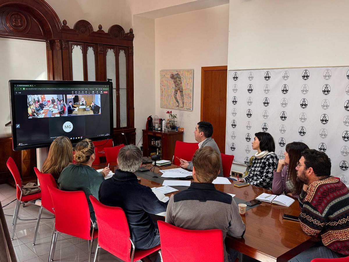 Los representantes municipales durante la reunión telemática con la empresa estatal Casa47