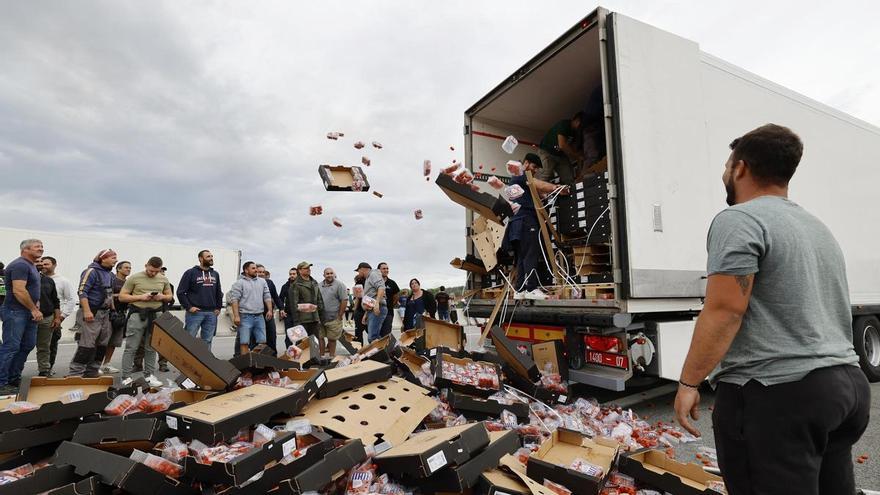 Camioneros extremeños atrapados en Francia: «Tenemos mucho miedo»