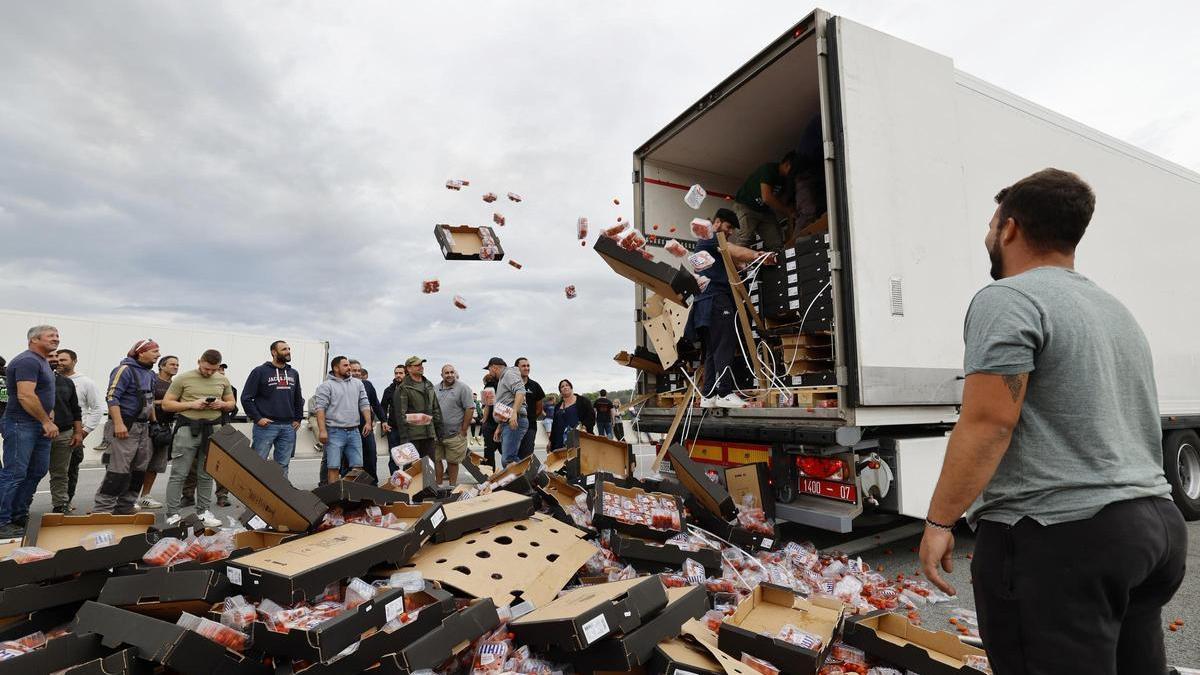 Viticultores franceses destrozando la carga de camiones españoles.