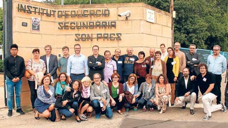 Foto de las autoridades y los profesores implicados en el proyecto.