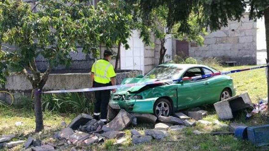 Estado del vehículo tras colisionar contra el pozo. // FdV