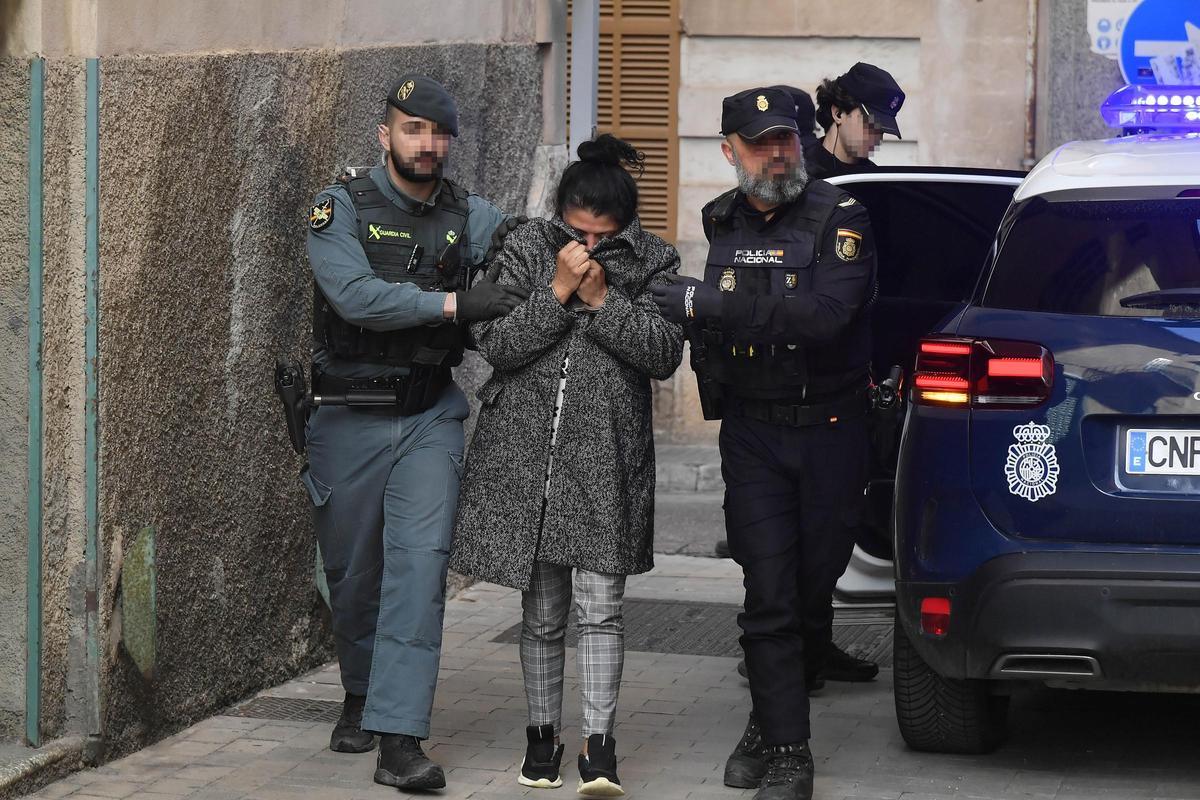 Agentes de la Guardia Civil y de la Policía Nacional llevan ante el juez en Manacor a la madre fugada tras ser condenada aprisión permanente por el asesinato de su hija.