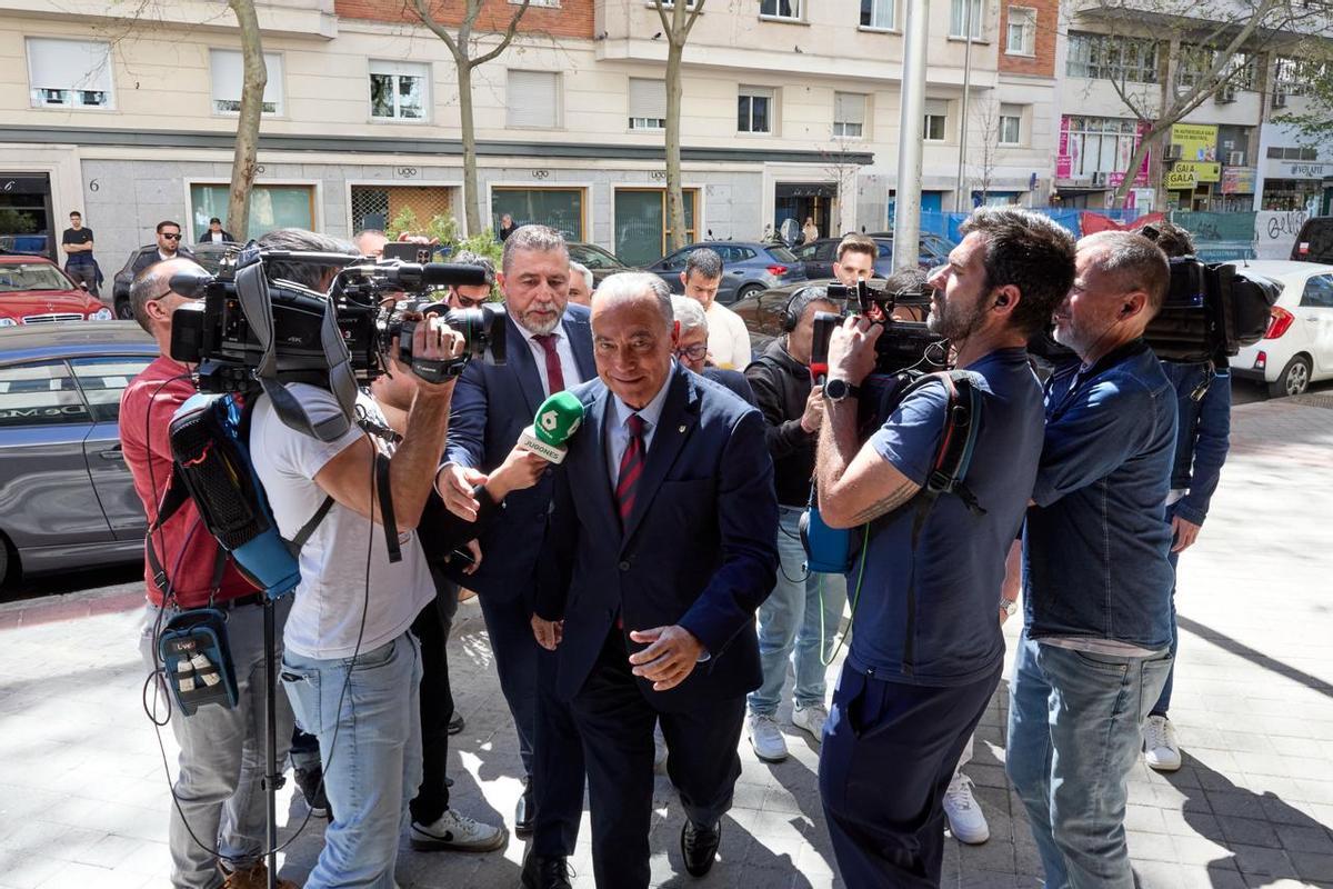 Rafa Yuste atendió a la prensa antes de la comida de directivas entre Atlético y Barça