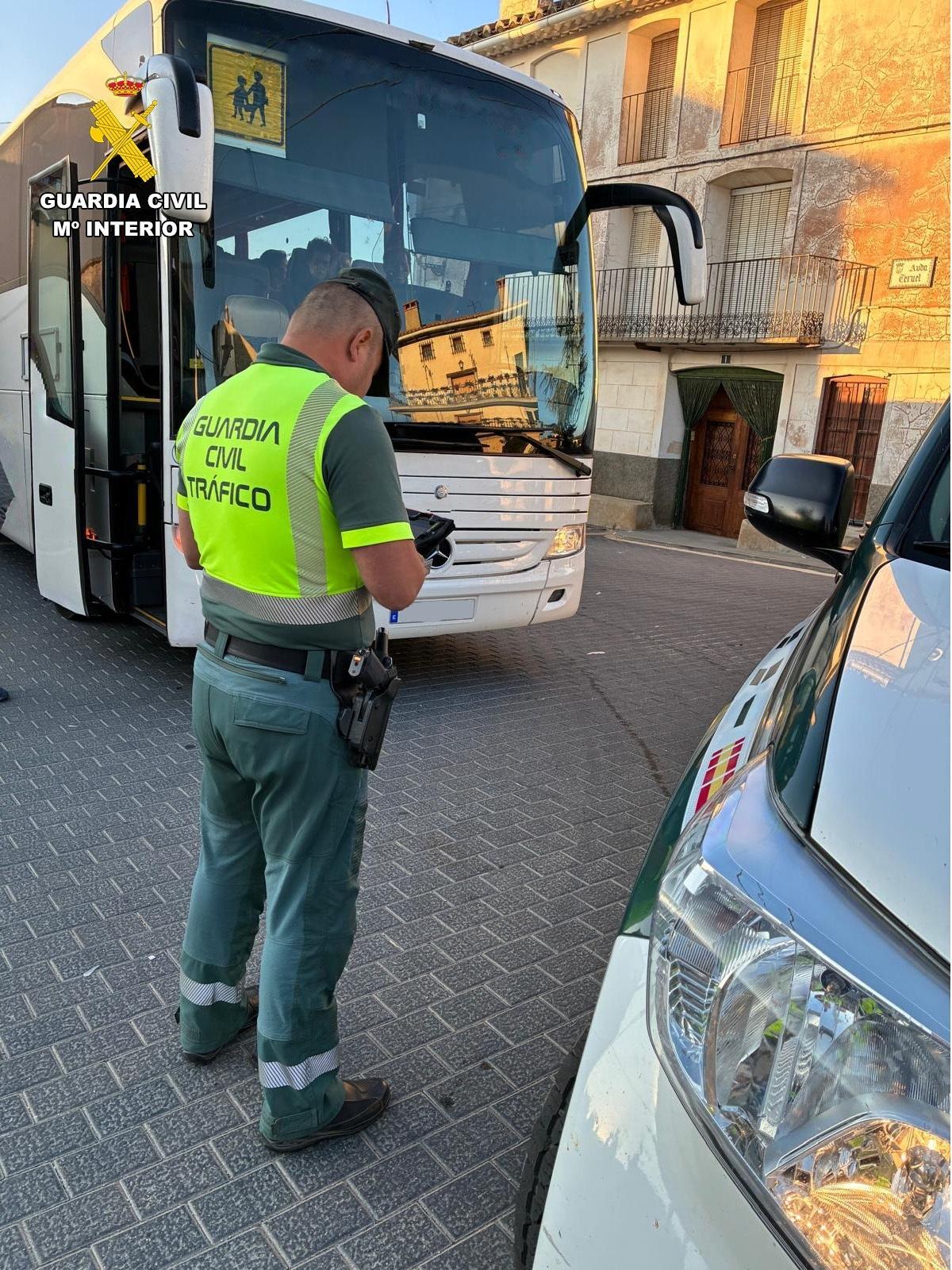 Imagen de archivo de un control de la Guardia Civil a un autobús escolar.