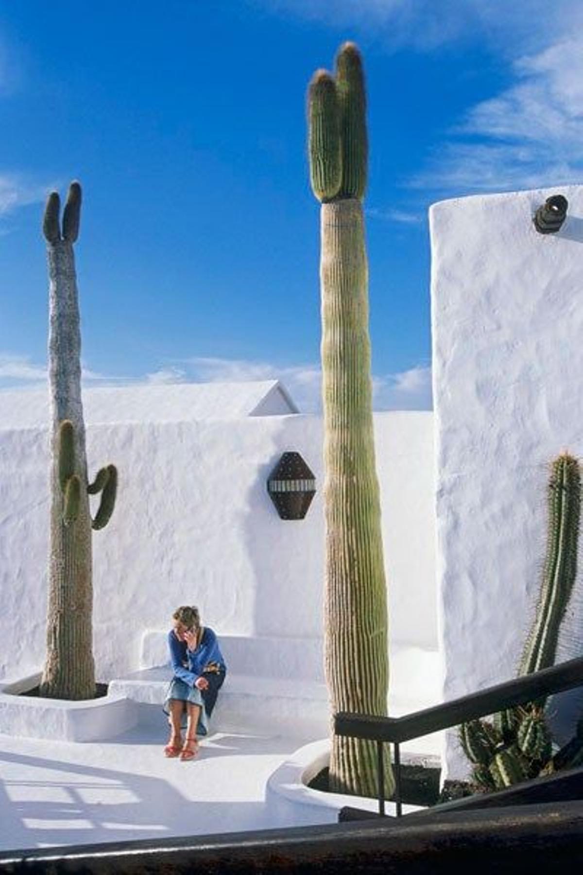 La piscina de Taro de Tahíche está ubicada en un jameo más pequeño que los Jameos del Agua pero iguales en diseño.