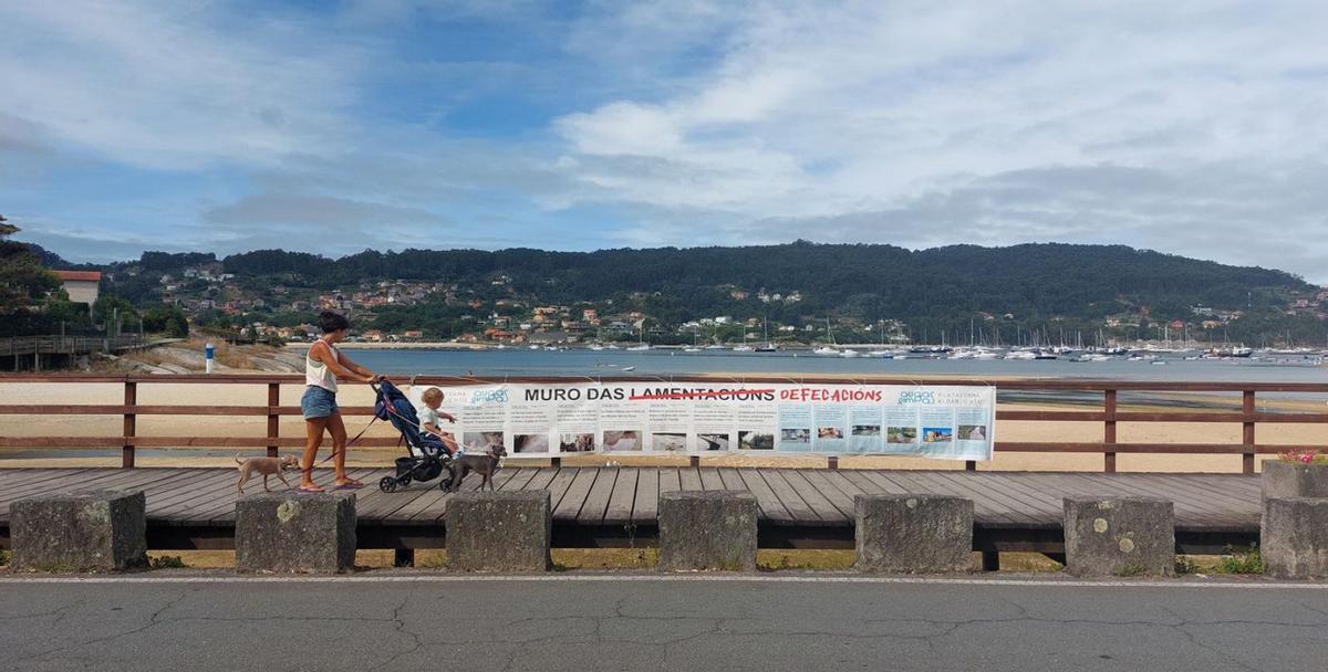 Pancarta de protesta vecinal contra los vertidos contaminantes a la ría de Aldán. | FdV