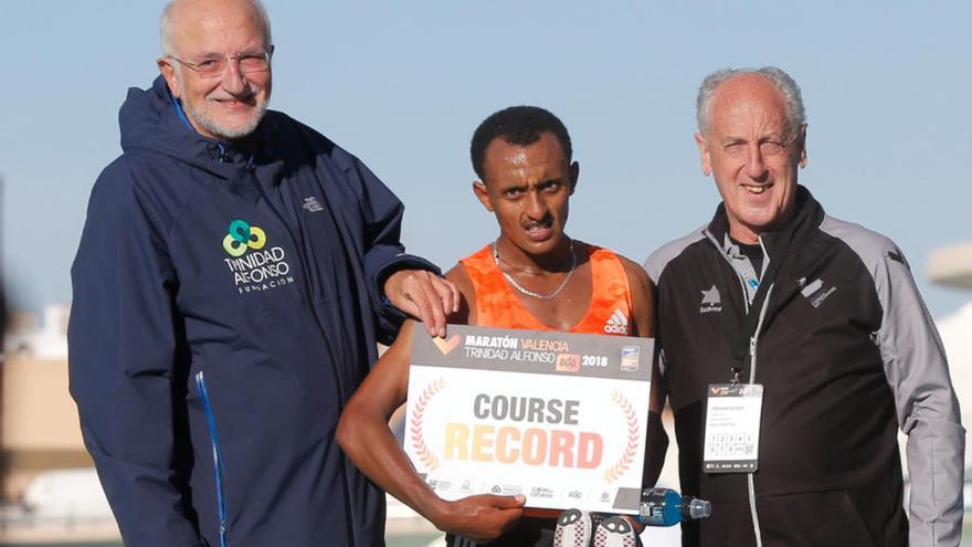 Jua Roig, con el ganador del Maratón Valencia y Paco Borao.